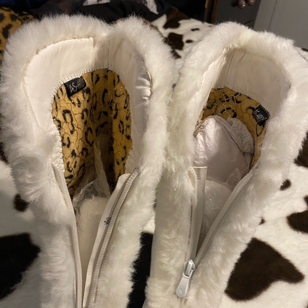 New faux fur trim white boot’s